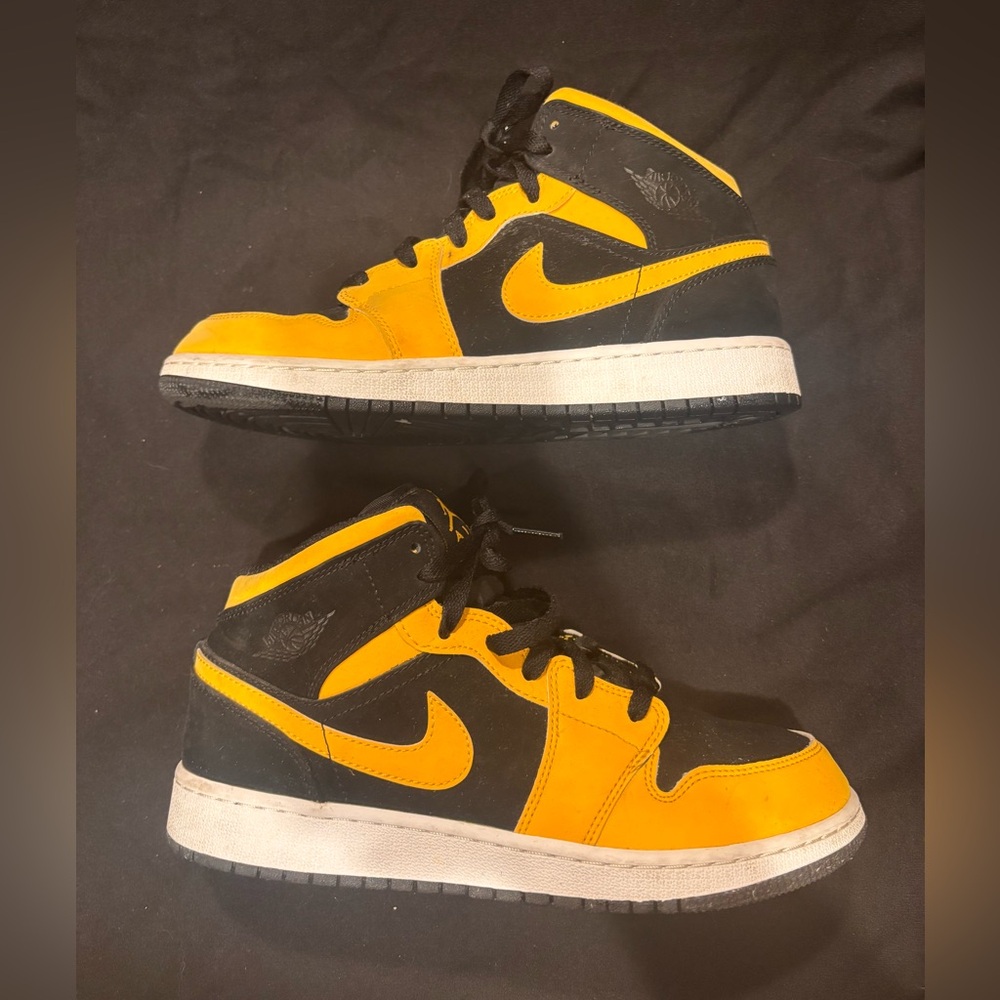 Jordan 1 Mid SE “New Love”
